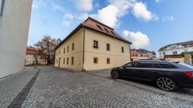 Výjimečný byt v historickém domě s hezkou zahrádkou i parkováním.