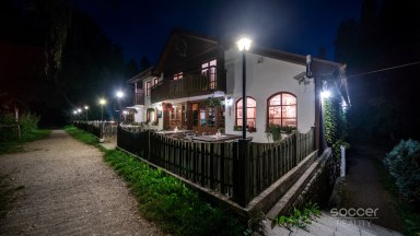 Prodej výjimečné historické stavby 1 150 m² s pozemkem 2 217 m² u rybníka Jivák – 36 minut od Prahy