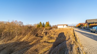 Prodej stavebního pozemku 900 m2, Praha- západ – Dobrovíz, vč. projektu