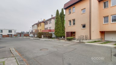 Prodej moderního mezonetového bytu 4 + kk v Praze - Vinoř, ulice Labětínská.