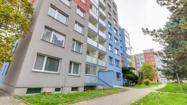 Prodej prostorného bytu 4+1/zasklená lodžie/sklep, 85,32 m2, ul. Na Stráni, Čelákovice.