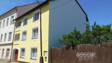 Pronájem pěkného bytu 2+kk+terasa, 67 m2  v centru Neveklova, okres Benešov.