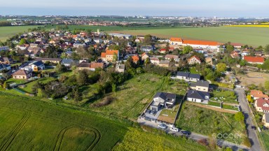 Prodej stavebního pozemku s malým domem v obci Dobříč u Prahy, Praha - západ.