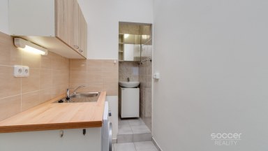Pronájem bytu 1+1, 32 m² + terasa 15 m² + sklep 6 m², Praha 4 – Pankrác, ul. Neveklovská