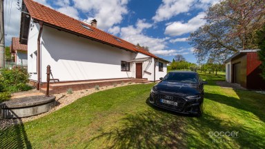 Kouzelný venkovský dům s příjemnou zahradou v atraktivní lokalitě.
