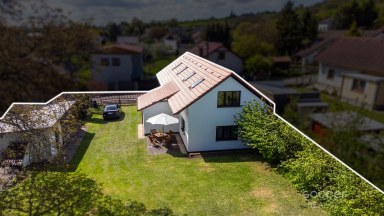 Malebný dům s příjemnou zahradou v atraktivní lokalitě.