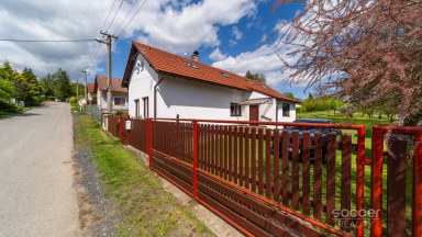 Malebný dům s příjemnou zahradou v atraktivní lokalitě.