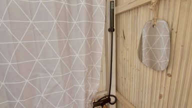 Příjemná venkovská zahrada s rekreačním karavanem a terasou.