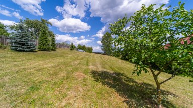 Příjemná venkovská zahrada s rekreačním karavanem a terasou.