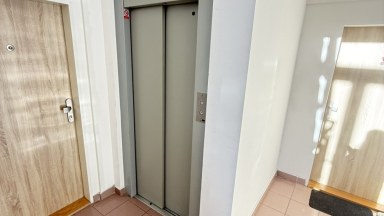 Pronájem bytu 1+kk, 26m2 v Praze 3 - Jeseniova ulice.