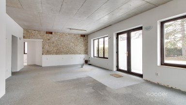 K pronájmu kanceláře/byt 90 m²/zahrada – Praha, Mezihoří, Horní Počernice