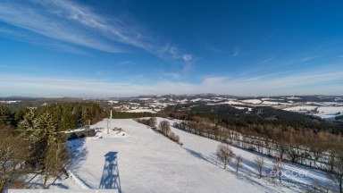 Z obýváku přímo na sjezdovku! Stylový apartmán 1+kk s terasou a parkováním – Prkenný Důl