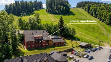 Z obýváku přímo na sjezdovku! Stylový apartmán 1+kk s balkonem a parkováním – Prkenný Důl