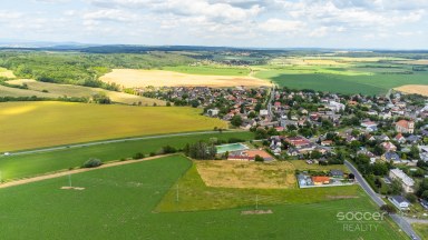 Příjemná venkovská zahrada s rekreačním karavanem a terasou.