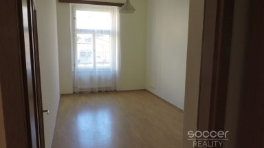 Pronájem prostorného bytu 3 + kk v Praze 2 - Vinohrady, ulice Budečská.