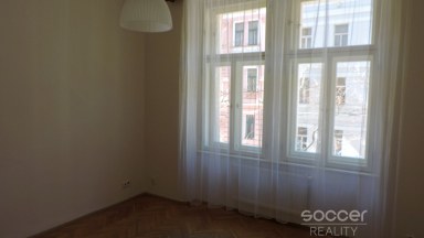 Pronájem prostorného bytu 3 + kk v Praze 2 - Vinohrady, ulice Budečská.
