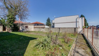 Pronájem staršího rodinného domu 4+1, pozemek 674 m2, ul. Dobšická, Praha – Horní Počernice.