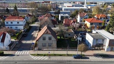 Pronájem staršího rodinného domu 4+1, ul. Dobšická, Praha – Horní Počernice.