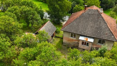 Prodej stavebního pozemku s rodinným domem k rekonstrukci – Sehradice, okres Zlín.