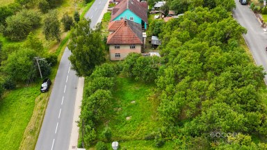 Prodej stavebního pozemku s rodinným domem k rekonstrukci – Sehradice, okres Zlín.