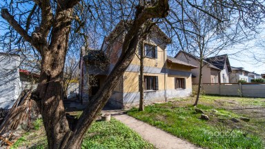 Prodej domu s pozemkem 1 310 m², Jičín – Holínské Předměstí.