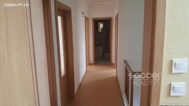 Pronájem rodinného domu 5+kk se zahradou a garáží, Praha 9 – Satalice, ul. Kemrova