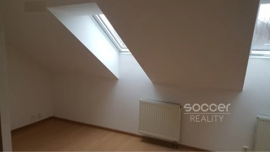 Pronájem rodinného domu 5+kk se zahradou a garáží, Praha 9 – Satalice, ul. Kemrova