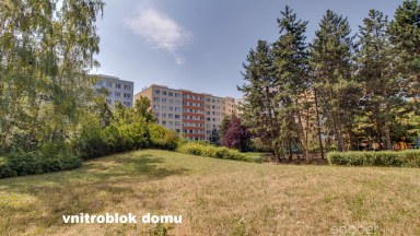 Pronájem bytu 3+1 (77 m²) s lodžií (6 m²) a parkem ve vnitrobloku – ul. Přecechtělova, Praha 13