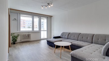 Pronájem bytu 3+1 (77 m²) s lodžií (6 m²) a parkem ve vnitrobloku – ul. Přecechtělova, Praha 13