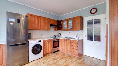 Prodej bytu 1+kk 39,3 m² s garážovým stáním a sklepem, Praha 9 – Letňany, ul. Třinecká.