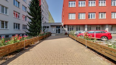 Prodej bytu 1+kk 39,3 m² s garážovým stáním a sklepem, Praha 9 – Letňany, ul. Třinecká.