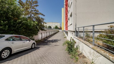 Prodej bytu 1+kk 39,3 m² s garážovým stáním a sklepem, Praha 9 – Letňany, ul. Třinecká.