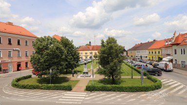 Pronájem bytu 2+kk 33 m2 + lodžie 3 m2 v centru Neveklova, okres Benešov.