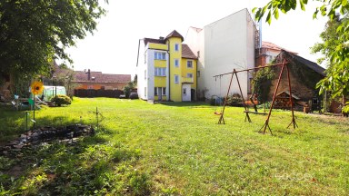 Pronájem bytu 2+kk 33 m2 + lodžie 3 m2 v centru Neveklova, okres Benešov.