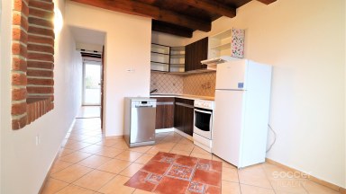 Pronájem bytu 2+kk 33 m2 + lodžie 3 m2 v centru Neveklova, okres Benešov.