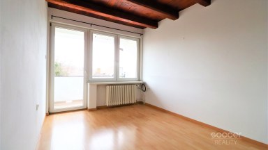 Pronájem bytu 2+kk 33 m2 + lodžie 3 m2 v centru Neveklova, okres Benešov.