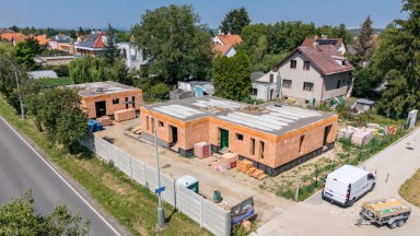 Prodej rezidenčního projektu – 3 nové rodinné domy, Praha–Koloděje.
