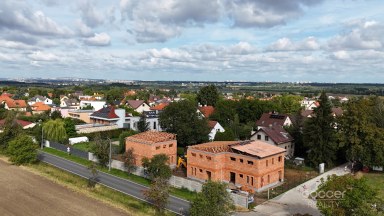 Prodej rezidenčního projektu – 3 nové rodinné domy, Praha–Koloděje.