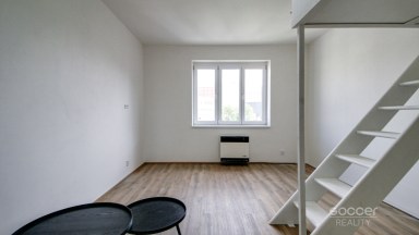 Pronájem bytu 1+kk se spacím patrem, 31 m2, ul. Staromlýnská, Praha 9 - Vysočany.