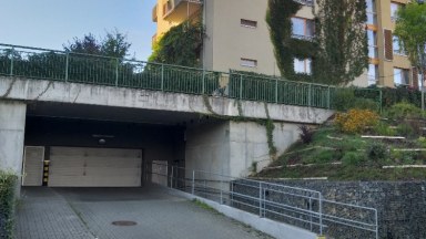 Pronájem garážového stání a přiléhajícího sklepa v rezidenčním projektu Zahrady Rokytka, ul. Modrého