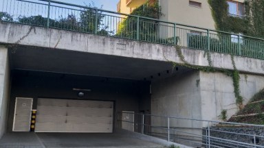 Pronájem garážového stání a přiléhajícího sklepa v rezidenčním projektu Zahrady Rokytka, ul. Modrého