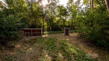 Prodej stavebního pozemku 1 300 m² se srubem, Stará Boleslav – Vestecká.