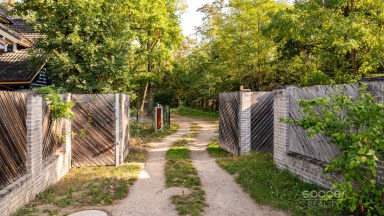 Prodej stavebního pozemku 1 300 m² se srubem, Stará Boleslav – Vestecká.