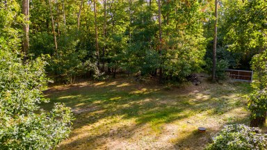 Prodej stavebního pozemku 1 300 m² se srubem, Stará Boleslav – Vestecká.