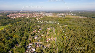 Prodej stavebního pozemku 1 300 m² se srubem, Stará Boleslav – Vestecká.